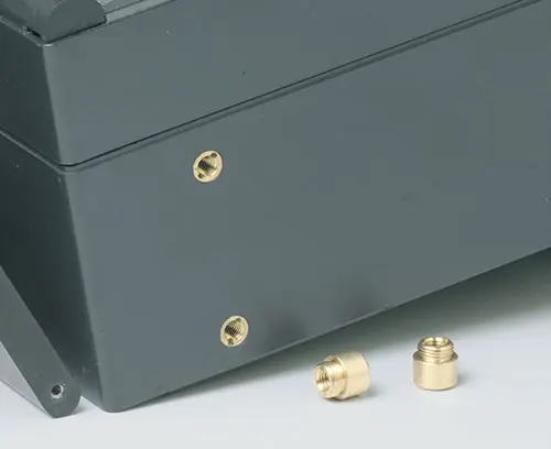 Assembling threaded bushes